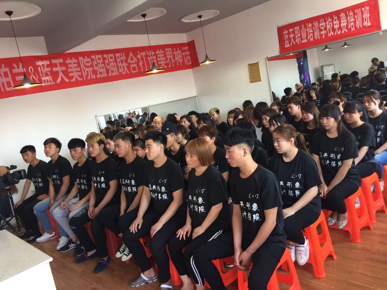 滄州藍天美容美發(fā)學(xué)校正規嗎? 滄州藍天美容美發(fā)學(xué)校正規嗎?