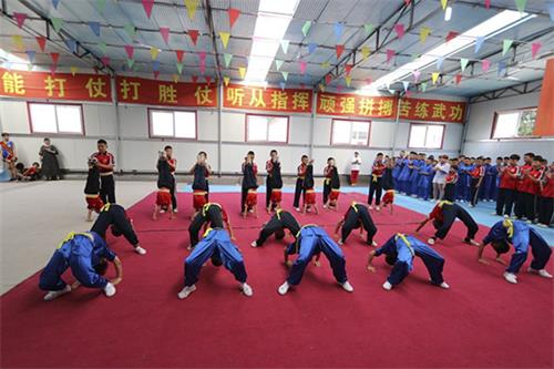 您的孩子讓您操心嗎?到這里來(lái)!河北武術(shù)學(xué)校給您一個(gè)驚喜! 您的孩子讓您操心嗎?到這里來(lái)!河北武術(shù)學(xué)校給您一個(gè)驚喜!