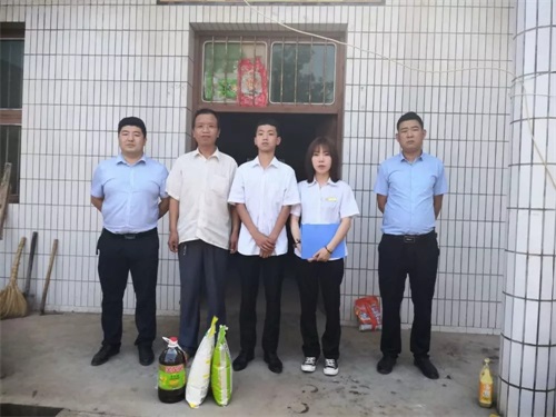 西安鐵道職業(yè)學(xué)校開(kāi)展精準扶貧入戶(hù)走訪(fǎng)活動(dòng) 西安鐵道職業(yè)學(xué)校開(kāi)展精準扶貧入戶(hù)走訪(fǎng)活動(dòng)